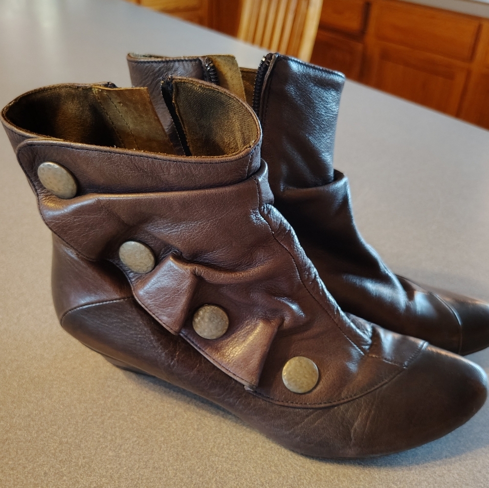 RARE Eric Michael Blu-Gray-Brwn Ruffled Leather Ankle Boots sz 40 Kitten Heel VG